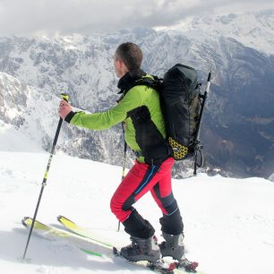 Skialpové kalhoty Vaude mají neomezený pohyb v kolenou. Jan Pala