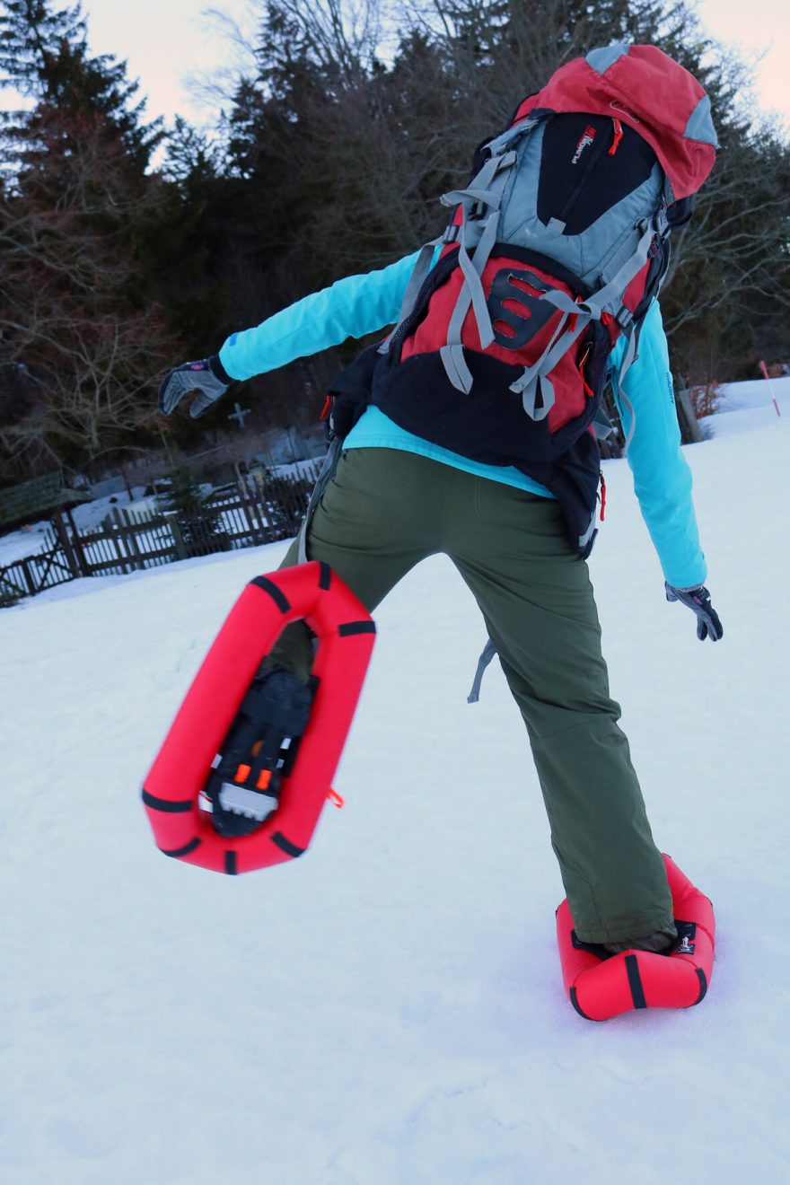Testování sněžnic a jejich odolnosti pomocí skoků. Redakce Světa outdooru