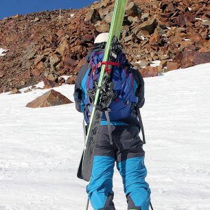 Uchycení lyží v přední části batohu. Jan Pala