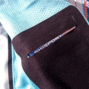 Zajištěný skipas ve speciální kapsičce na levé straně bundy Ternua Alpine Pro Jacket M