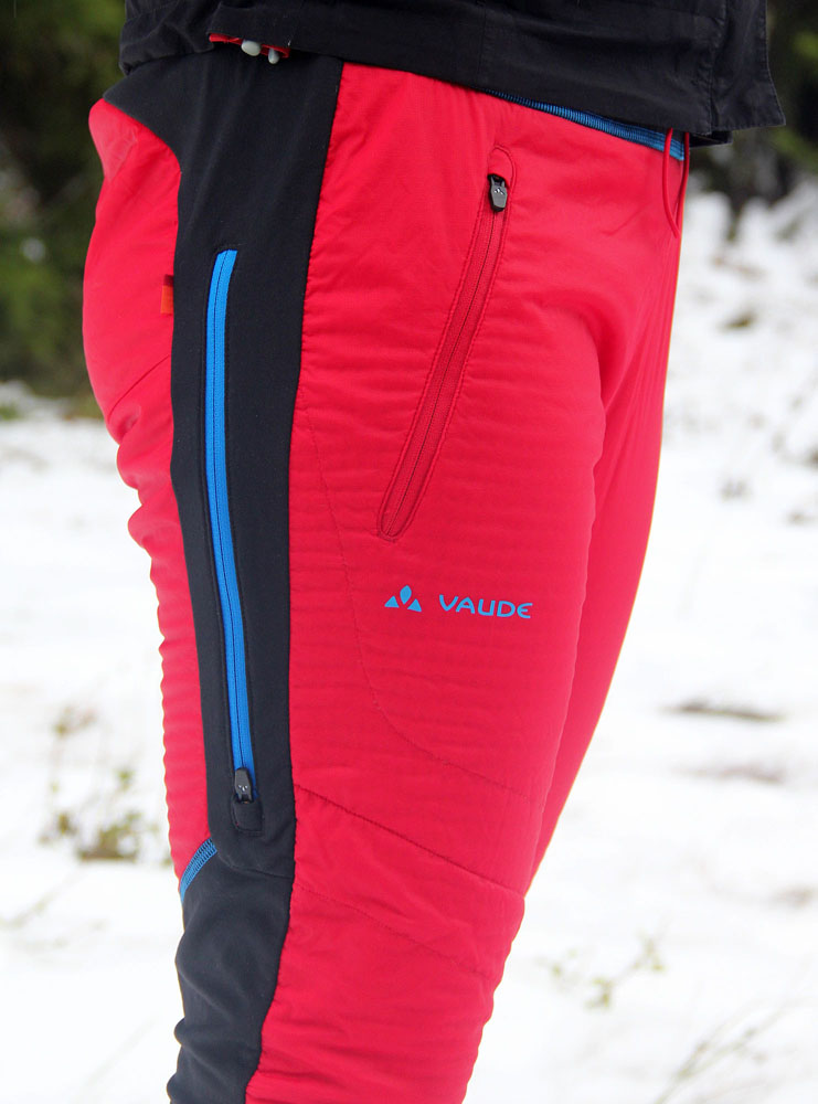 Zipy na kapsách a odvětráváních jsou zakončeny malými krycími légami. Jan Pala