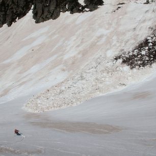 Dojezd na planinu Plan de Aigualluts (2033 m) kolem lavinišť