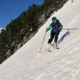 Sjezd ze sedla Coll de la Renclosa (2290 m) k chatě