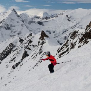 Skimokids při sjezdu ve volných terénech Mölltalského ledovce