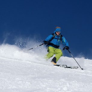 Na lyžích K2 dole kopcom - Robin