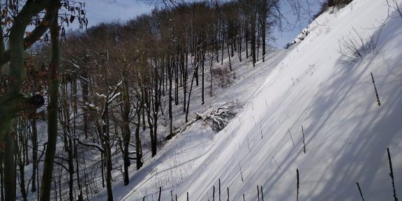 Skialp nad Hrobem – výstup a sjezd přes železnici po trase Hönigovka