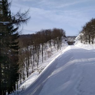 Na skialpech po železničním svršku s výhledem na svah, co nemá ani třicet stupňů