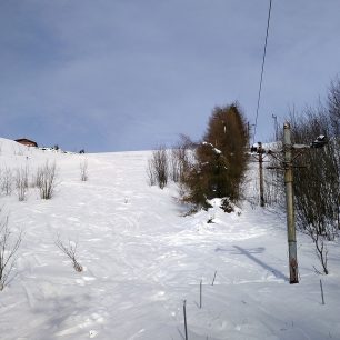 Svah vlevo od nefunkčního vleku