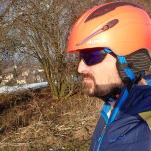 Boční pohled na brýle Alpina S-Way a helmu SNOWTOUR. Redakce Světa outdooru