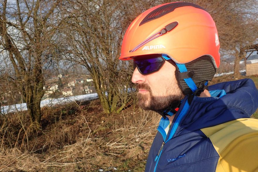 Boční pohled na brýle Alpina S-Way a helmu SNOWTOUR. Redakce Světa outdooru