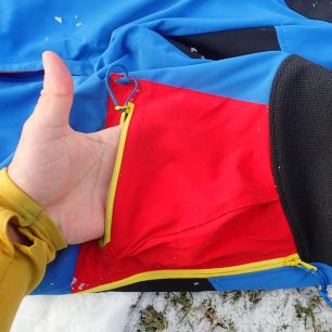 Cargo kapsa na pravé nohavici skialpových kalhot Direct Alpine Couloir Plus.