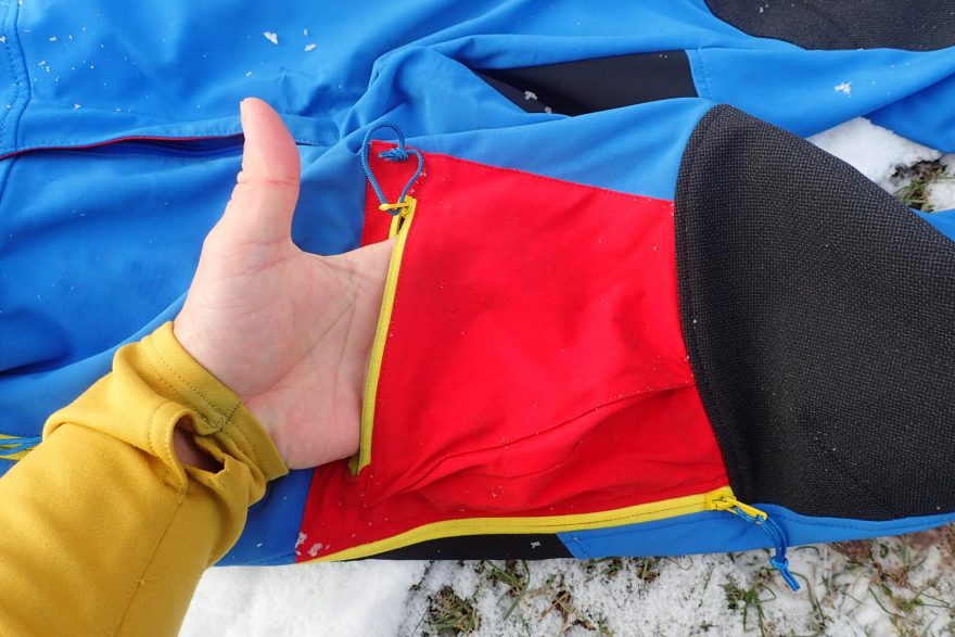 Cargo kapsa na pravé nohavici skialpových kalhot Direct Alpine Couloir Plus.