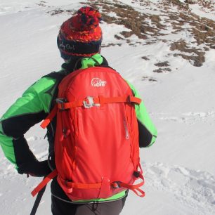 Celkový pohled na Lowe Alpine Descent 35 s povoleným spodním popruhem po diagonálním nesení lyží