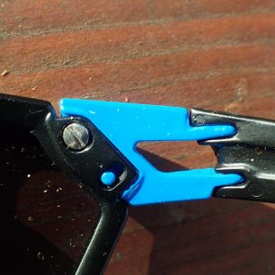 Detail nastavování úhlů nožiček brýlí Alpina S-Way v krajní dolní úvrati. Redakce Světa outdooru