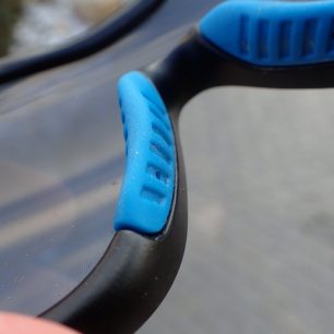 Detail nosníků brýlí Alpina S-Way v neutrální pozici. Redakce Světa outdooru