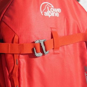 Detail rychlopřesky s pojistkou horního popruhu Lowe Alpine Descent 35