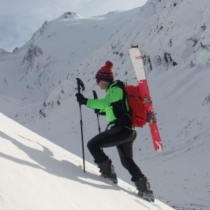 Diagonální nesení lyží na batohu Lowe Alpine Descent 35