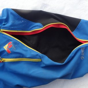 Dlouhá ventilace a kapsa na levé nohavici kalhot Direct Alpine Couloir Plus.