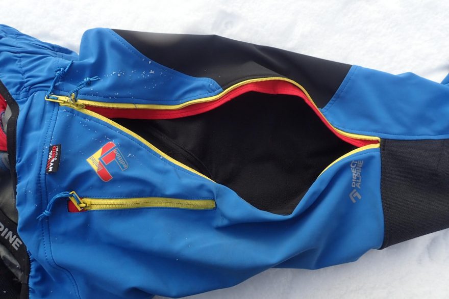 Dlouhá ventilace a kapsa na levé nohavici kalhot Direct Alpine Couloir Plus.