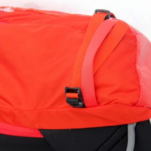Dolní přesky nemají pojistky proti posuvu a souběžně je i závěsné poutko