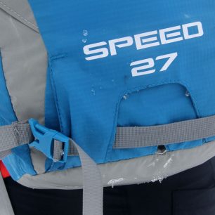 Dolní rychle nastavitelný popru v čele batohu pro připevnění lyží nebo snowboardu