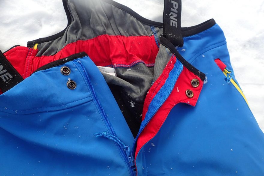 Dva druky v pase a dvojcestný zip u Direct Alpine Couloir Plus. Redakce Světa outdooru