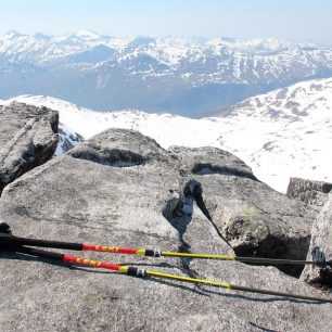 Hole Leki na vrholu Trolltinden (1347 m)