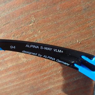 Informace na nožičkách brýlí Alpina S-Way. Redakce Světa outdooru