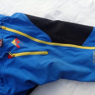 Kapsa a boční ventilace kalhot Direct Alpine Couloir Plus. Redakce Světa outdooru