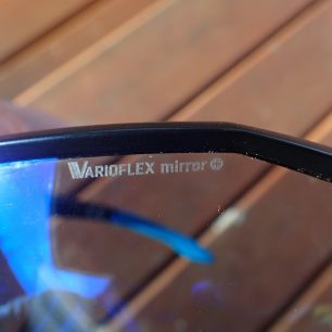 Keramické zatmavovací sklo Varioflex mirror+ u brýlí Alpina S-Way. Redakce Světa outdooru