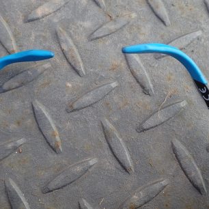 Konce nožiček brýlí Alpina S-Way jsou takto flexibilní. Redakce Světa outdooru