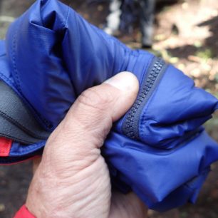 Minimální objem zabalené zateplené sukně Vaude Women´s Sesvenna Skirt. Redakce Světa outdooru