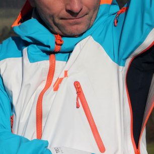 Plné rozepnutí odvětrávacího otvoru bundy HH Ridge Shell Jacket.