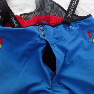 Pohodlné rozepnutí poklopce kalhot Direct Alpine Couloir Plus. Redakce Světa outdooru