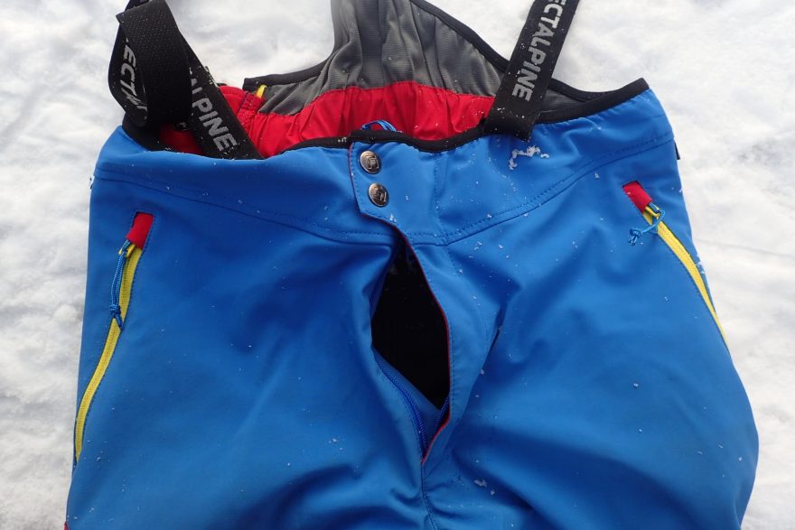 Pohodlné rozepnutí poklopce kalhot Direct Alpine Couloir Plus. Redakce Světa outdooru