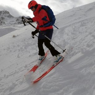 Pohyb na skialpech směrem z kopce v sukni Vaude Women´s Sesvenna Skirt. Redakce Světa outdooru