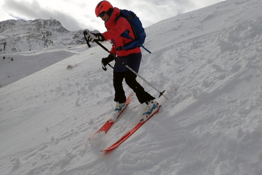 Pohyb na skialpech směrem z kopce v sukni Vaude Women´s Sesvenna Skirt. Redakce Světa outdooru