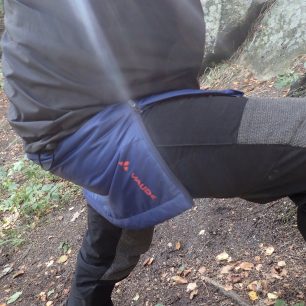 Pomocný zip na pravé straně pro vysoké kroky v zateplené sukni Vaude Women´s Sesvenna Skirt. Redakce Světa outdooru