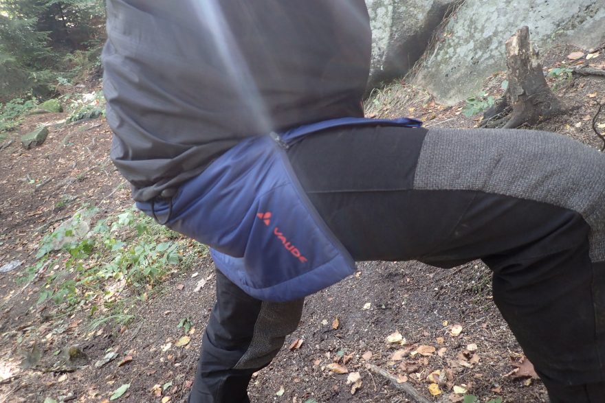 Pomocný zip na pravé straně pro vysoké kroky v zateplené sukni Vaude Women´s Sesvenna Skirt. Redakce Světa outdooru