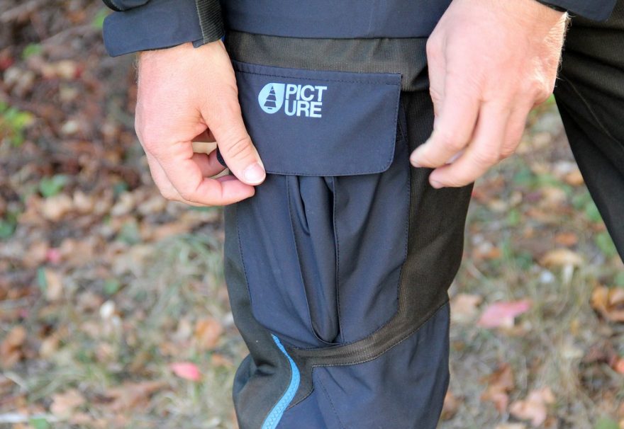Přední velkoobjemová kapsa u kalhot Picture Visk je krytá dvěma suchými zipy