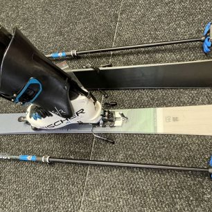 Jeden z možných dětských skialpových setů - 140 cm dlouhé lyže Atomic, vázání Marker, boty Fischer Travers a hole Leki