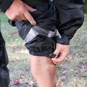 Sněhový límec na nohavici s háčkem pro připevnění k botě