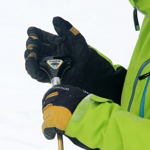 Trojúhelníková indikační část s baterii dobře sedne do dlaně