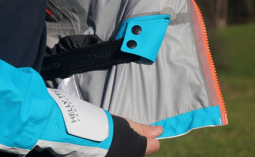 Vepnutí přes druk zakončení sněhového límce do bundy