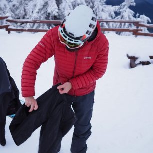 1. Jak se efektivně obléct. Rozepněte jednu nohavici směrem od kolene k pasu.