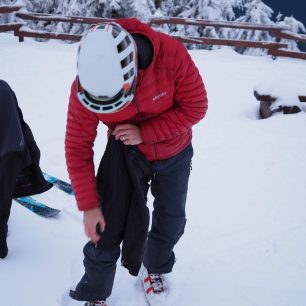 3. Zavřete zip směrem ke koleni.