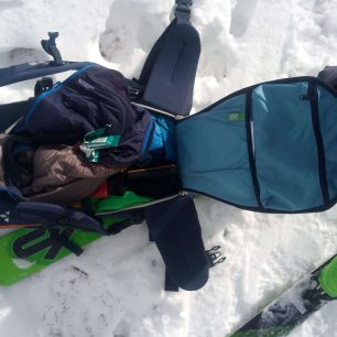 Batoh Vaude Back Bowl 22 stačí hodit na sníh a pomocí zadního vstupu z něj vytáhnout, co je třeba. Redakce Světa Outdooru
