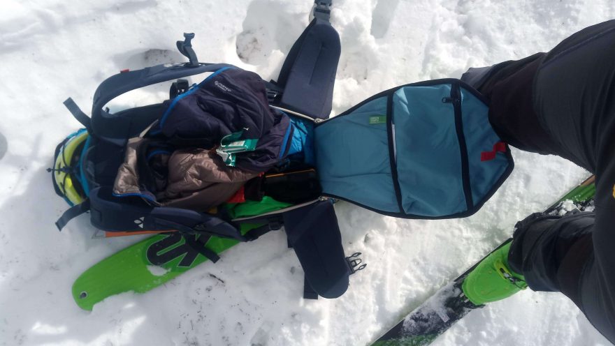 Batoh Vaude Back Bowl 22 stačí hodit na sníh a pomocí zadního vstupu z něj vytáhnout, co je třeba. Redakce Světa Outdooru