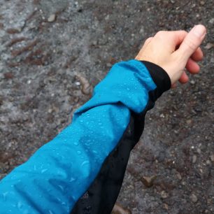 Během delšího a silnějšího deště se kapky slévají, nicméně bunda vodu nesaje.