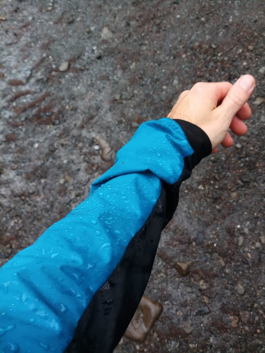 Během delšího a silnějšího deště se kapky slévají, nicméně bunda vodu nesaje.